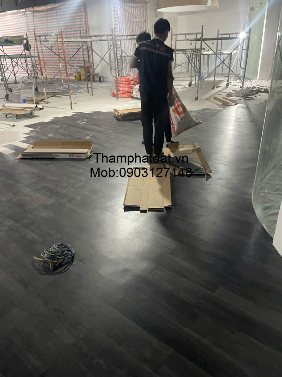 Sàn nhựa vinyl giả vân gỗ màu đen tối 